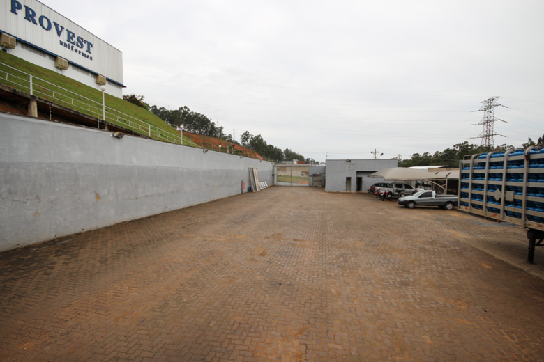 Terreno edificado a venda com 2.300 m² no Distrito Industrial em Ipatinga
