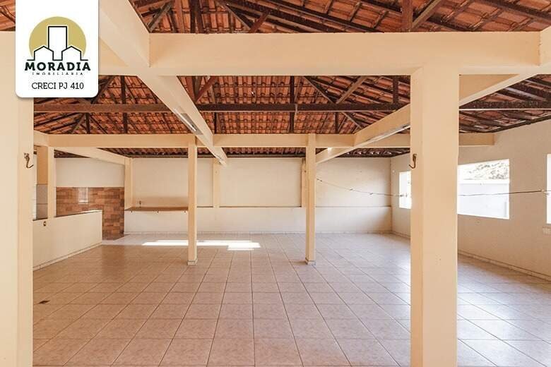 Prédio a venda com 2 lojas e 1 apartamento no Centro de Santana do Paraíso