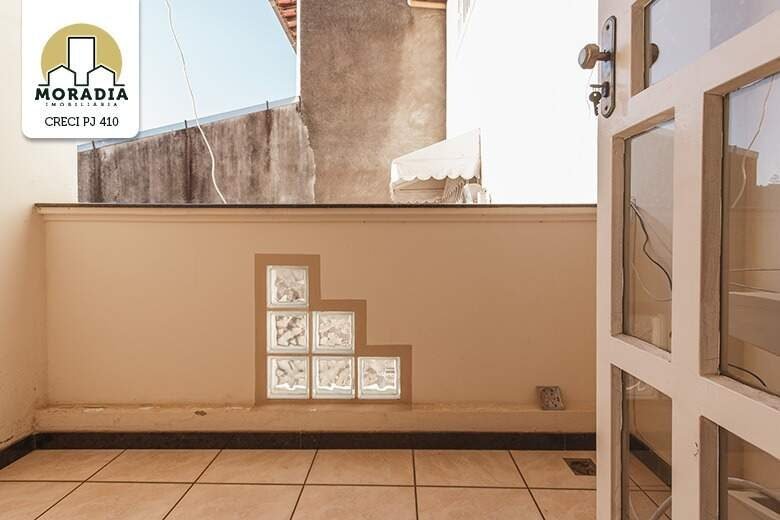 Prédio a venda com 2 lojas e 1 apartamento no Centro de Santana do Paraíso