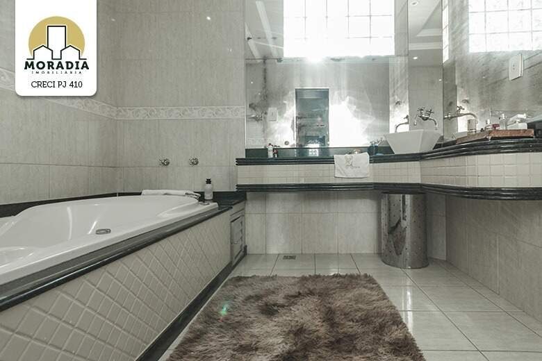 Prédio a venda com 2 lojas e 1 apartamento no Centro de Santana do Paraíso