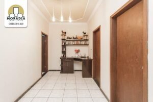 Prédio a venda com 2 lojas e 1 apartamento no Centro de Santana do Paraíso