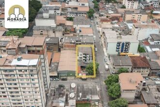 Prédio com 3 apartamentos e 1 meio lote a venda no Veneza I em Ipatinga